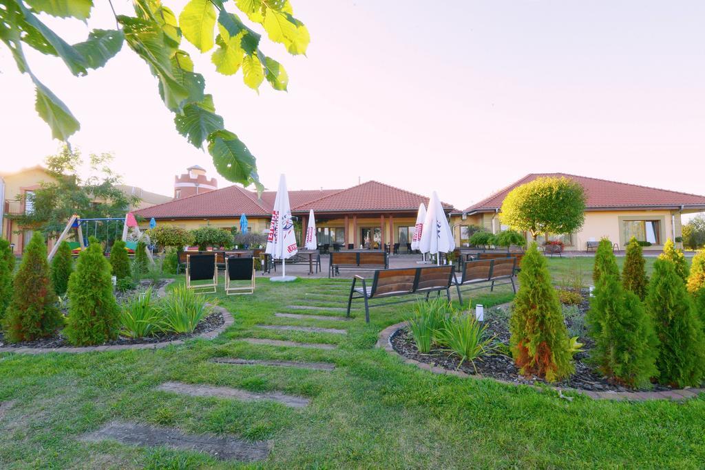 Hotel Daglezja Nad Jeziorem Kornickim Kornik Exterior photo